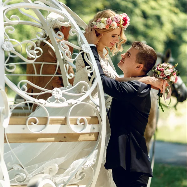 Romantische sprookjesachtige bruidspaar — Stockfoto