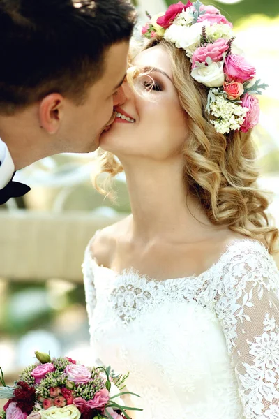 Gelukkig blonde bruid glimlachend — Stockfoto