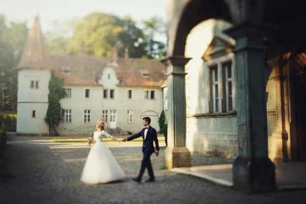 Giovane sposa e sposo che si tiene per mano — Foto Stock