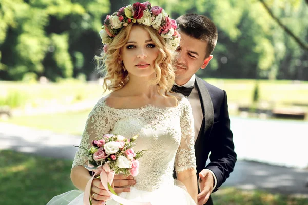 Gyönyörű szőke mosolygó menyasszony — Stock Fotó