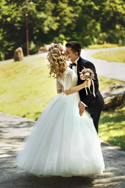 Beautiful happy young bride  and groom — Stock Photo, Image