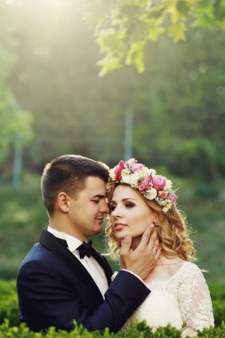 Sarışın gelin ve yakışıklı damat