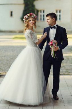 Gelin sarılma yakışıklı damat