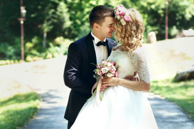 Yakışıklı mutlu damat ve gelin