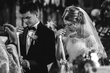 Yakışıklı damat takım elbise ve gelin