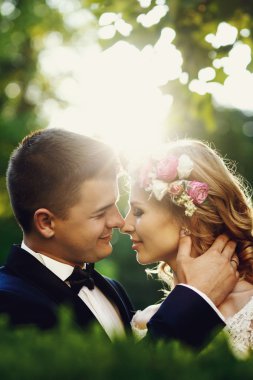 Sarışın gelin ve gün batımında yakışıklı damat