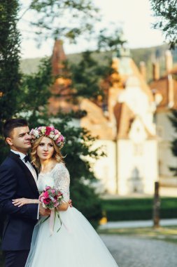 Muhteşem sarışın genç gelin ve damat