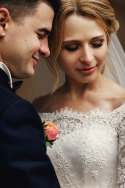 Yakışıklı mutlu damat ve gelin