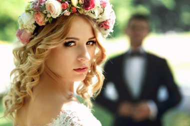 Muhteşem sarışın gülümseyen duygusal gelin