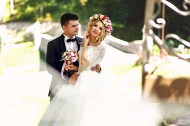 Yakışıklı mutlu damat ve gelin