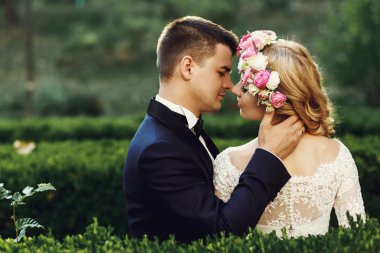 Genç sarışın gelin ve yakışıklı damat