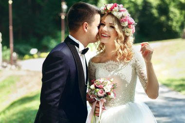 Yakışıklı mutlu damat ve gelin