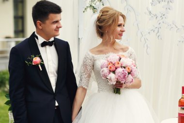 Yakışıklı mutlu damat ve gelin