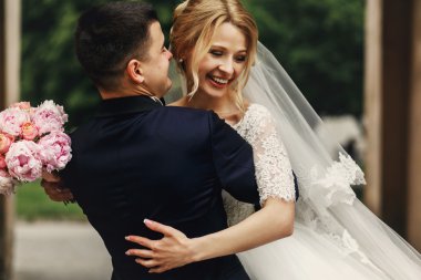 Mutlu yakışıklı damat ve sarı gelin