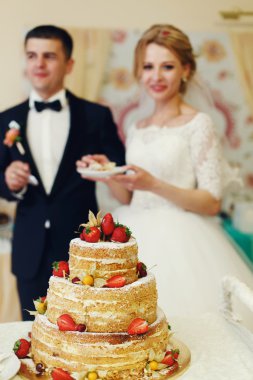 Mutlu düğün çift yakışıklı damat ve Şarküteri yeme sarı gelin