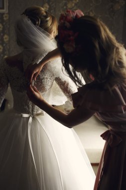 Nedime hazırlanıyor muhteşem sarışın gelin