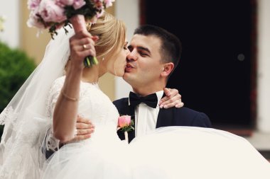Yakışıklı damat takım elbise ve gelin