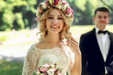 Muhteşem sarışın gülümseyen gelin