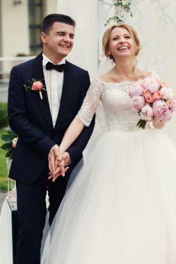 Yakışıklı mutlu damat ve gelin