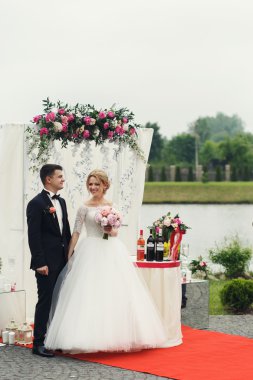 Yakışıklı mutlu damat ve gelin