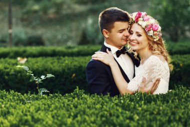 Sarışın gelin ve yakışıklı damat sarılma