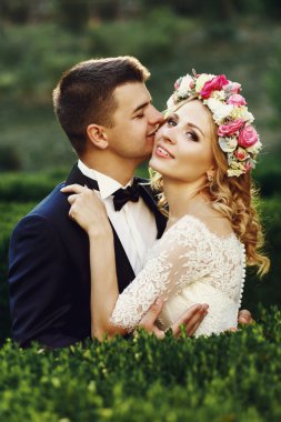 Sarışın gelin ve yakışıklı damat öpüşme