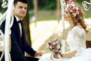 Yakışıklı damat withl gelin oturan