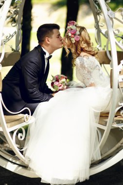 Yakışıklı damat öpüşme gelin