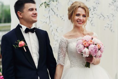 Yakışıklı mutlu damat ve gelin