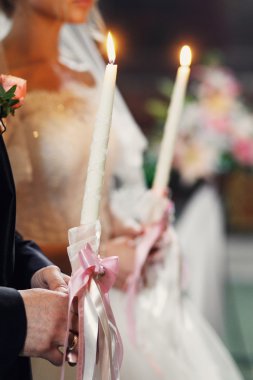 elbise ve mum tutan damat gelin