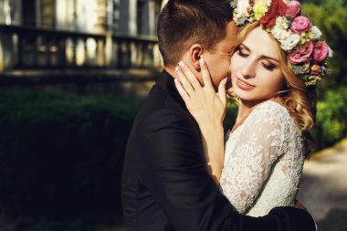 gelinle günbatımında parkta poz içinde damat