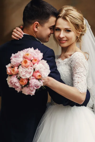 Happy sensuell stilig brudgummen och bruden — Stockfoto