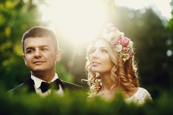 Noiva loira e belo noivo — Fotografia de Stock