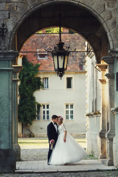 Noivo e noiva bonita — Fotografia de Stock