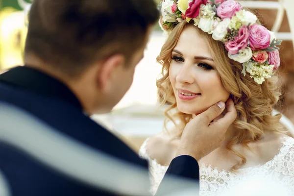 Bräutigam sinnlich berühren blonde Braut — Stockfoto