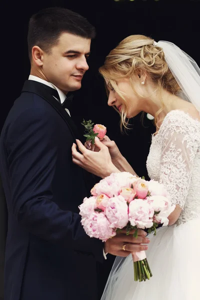 Beau marié en costume et mariée — Photo