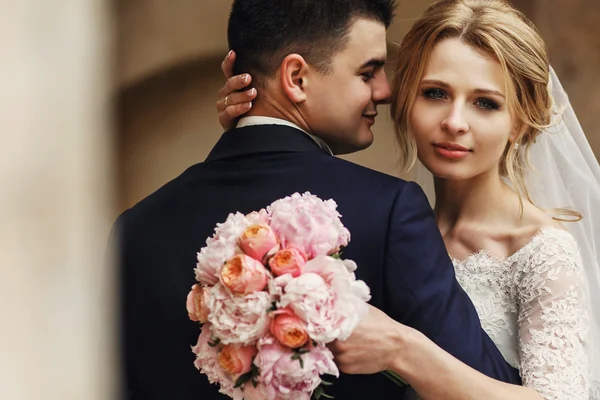 Knappe gelukkige bruidegom en de bruid — Stockfoto