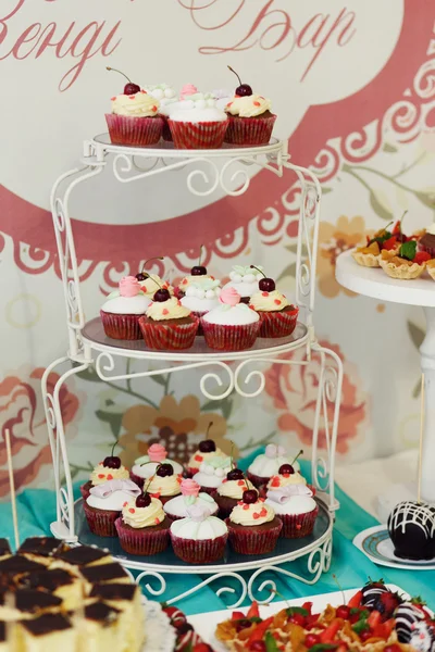 Deliciosa e saborosa mesa de sobremesa de casamento — Fotografia de Stock