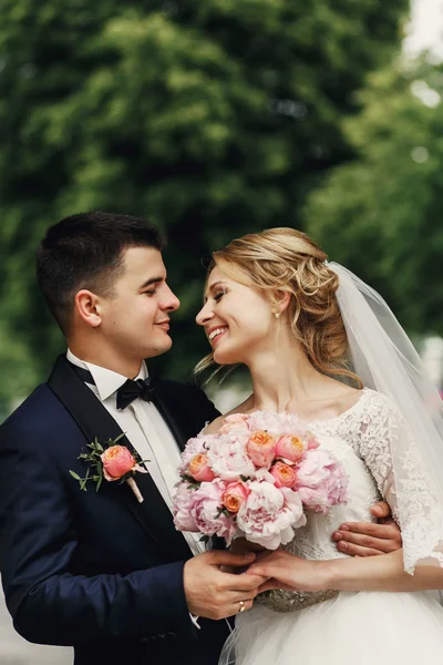 Stilig lycklig brudgum och brud — Stockfoto