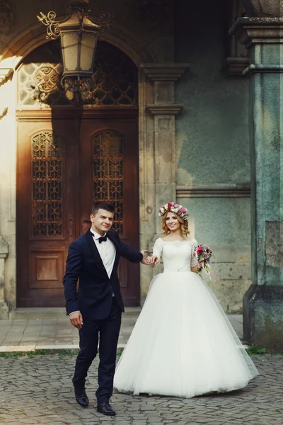Жених и красивая невеста — стоковое фото