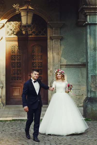 Noivo e noiva bonita — Fotografia de Stock