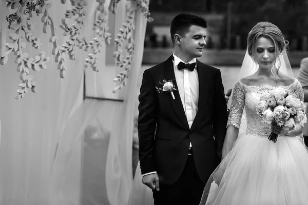Красивый счастливый жених и невеста — стоковое фото