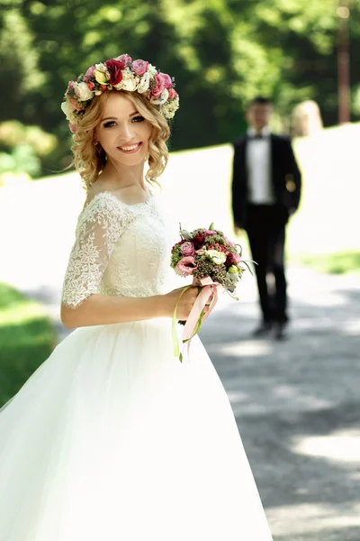 Magnifique mariée émotionnelle souriante — Photo
