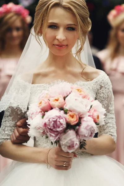 Elegante blonde bruid glimlachend — Stockfoto