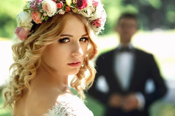 Muhteşem sarışın gülümseyen duygusal gelin