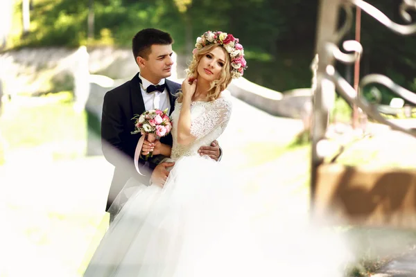 Schöner glücklicher Bräutigam und Braut — Stockfoto