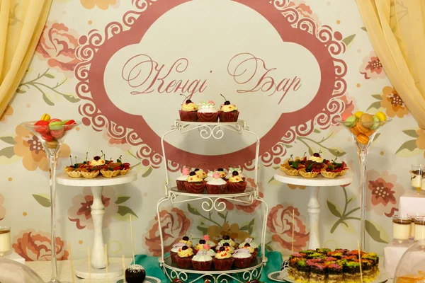 Deliciosa y sabrosa mesa de postres de boda — Foto de Stock