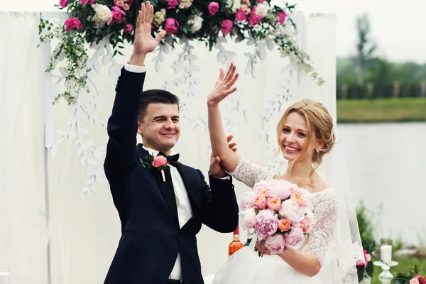 Knappe gelukkige bruidegom en de bruid — Stockfoto