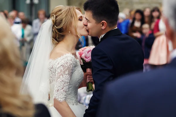 Felice bella sposa bionda — Foto Stock