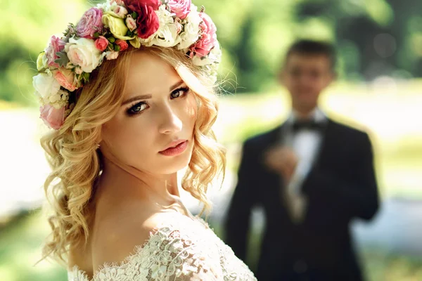 Hinreißende blonde emotionale Braut — Stockfoto